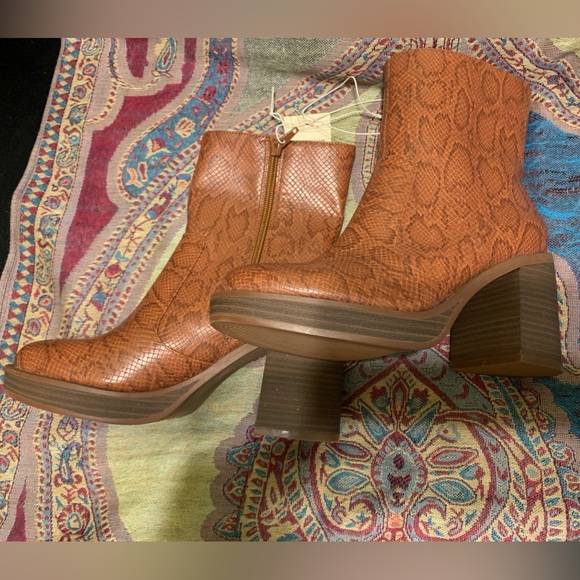 Universal Thread Boots - Picture 6 of 13